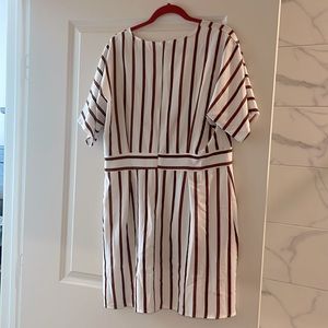 Brown and white shirt sleeved dress fits like a LARGE. Tag is XL- Low cleavage